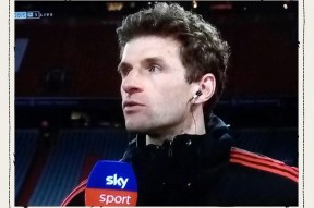 爱游戏正版平台莱万多夫斯基重返赛场，出色防守首场状态出色，雄鹿观众沸腾！